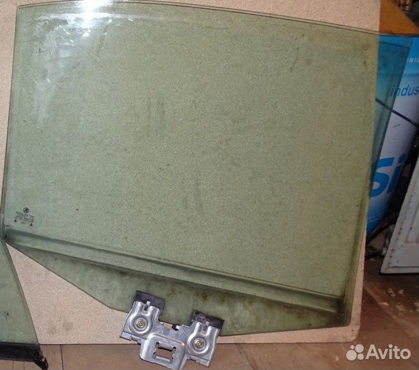 Стекло двери OctaviaTour заднее, 1U4 845 205