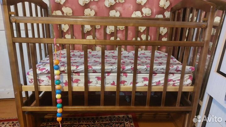 Детская кроватка с маятником