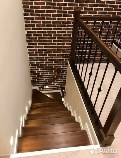 Лестница с площадкой на второй этаж