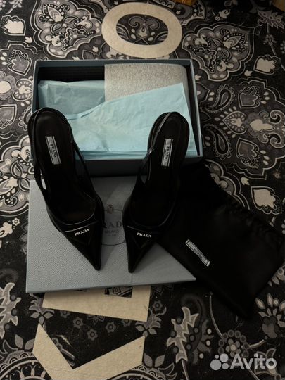 Кожаные туфли Prada с острым носом