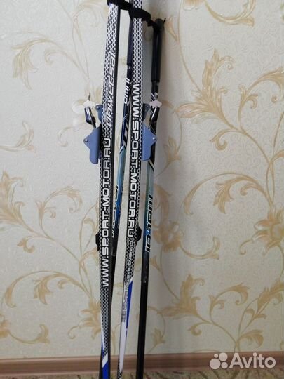 Лыжи с палками и лыжные ботинки