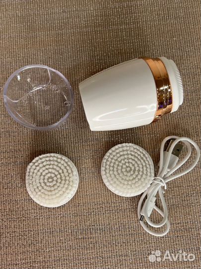 Щеточка новая для умывания и очищения лица