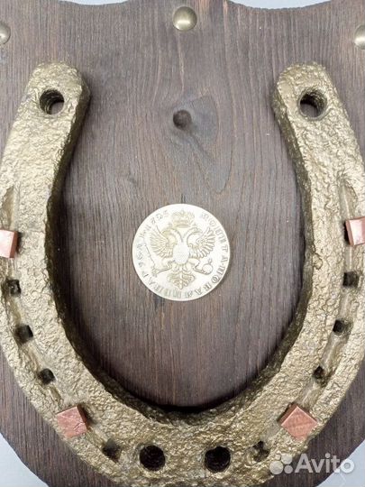 Деревянное панно с подковой