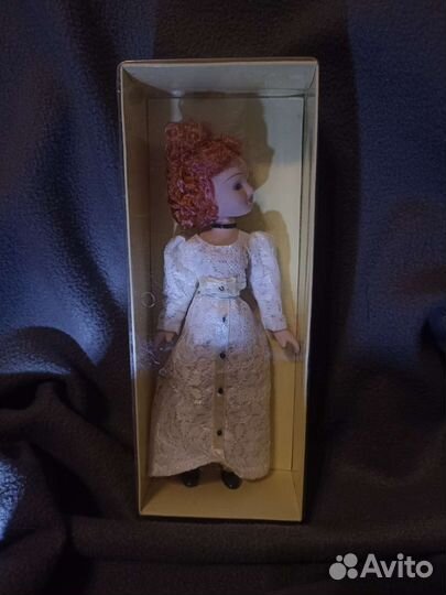Коллекционная фарфоровая кукла