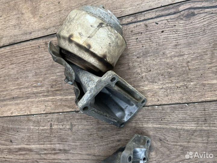 Кронштейн крепление двигателя Mercedes-Benz W210