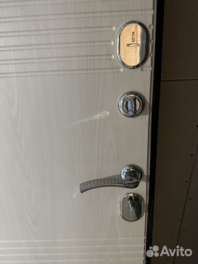 Фирменая метталичекая дверь с белой панелью