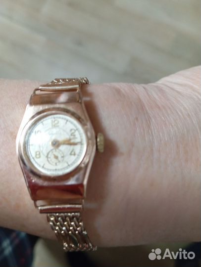 Золотые часы женские 585