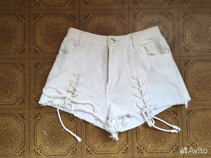 Классные белоснежные шорты на шнуровке