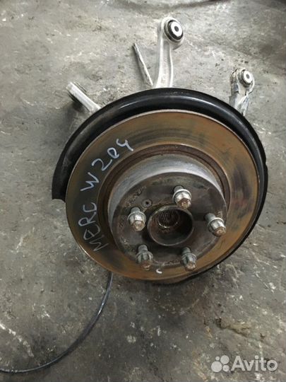 Кулак задний правый в сборе со ступицей