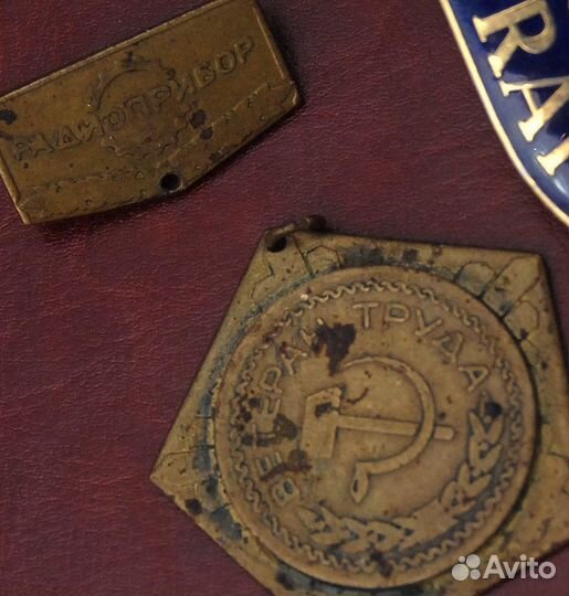 Кокарда риа чиновник. есть значки и тп