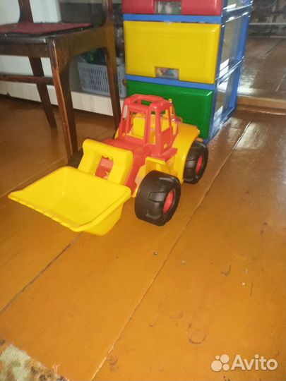Трактор игрушечный детям