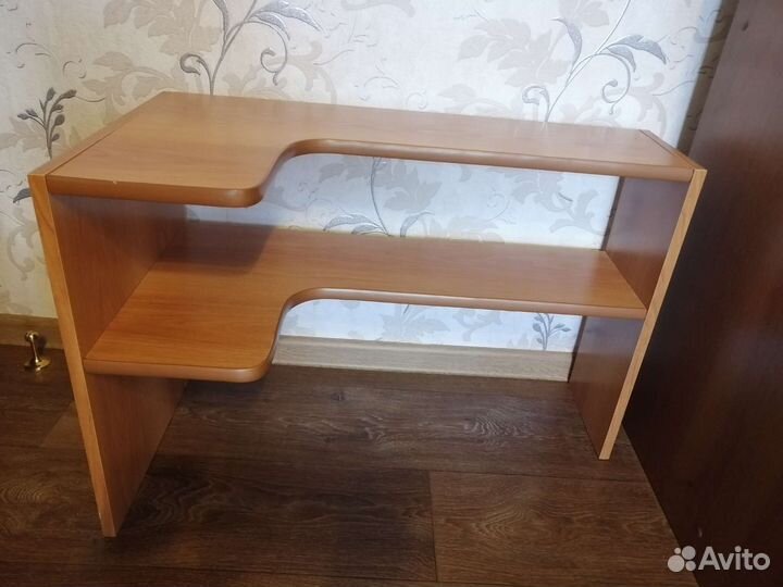 Полка угловая книжная, на компьютерный стол