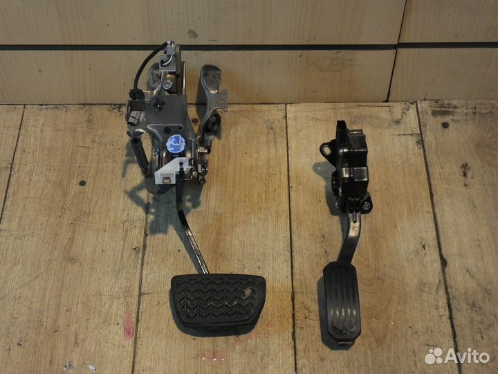 Педальный узел газ, тормоз Toyota Camry 55