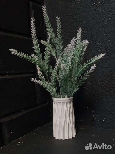 Искусственные растения в вазе