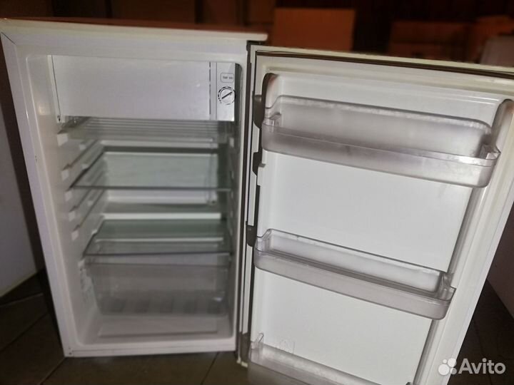 Whirlpool мини холодильник 85см