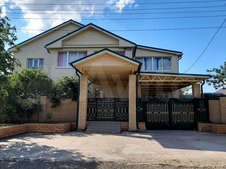 Коттедж 530 м² на участке 10 сот.