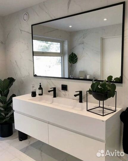 Зеркало в металлической раме с подсветкой