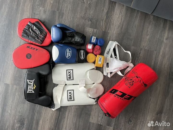 Боксерские перчатки шлем бинты защита