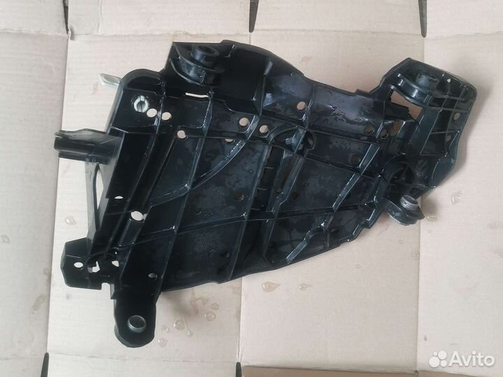 Кронштейн фары правый Volkswagen Touareg