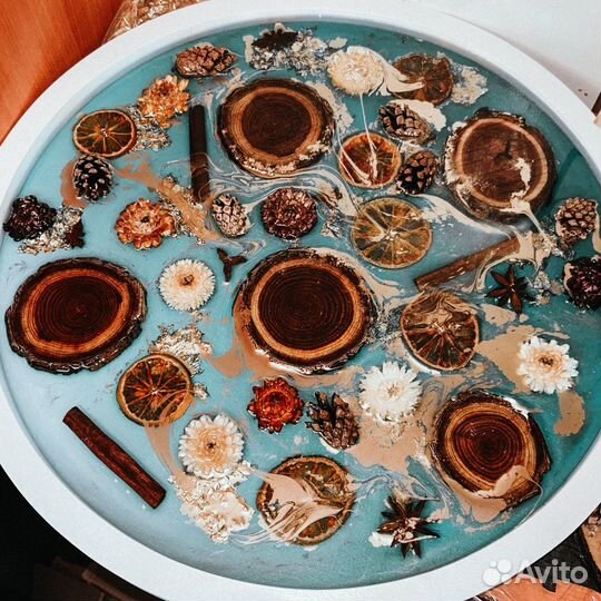 Стол из эпоксидной смолы и дерева