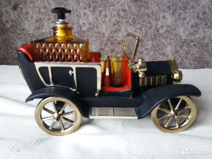 Музыкальный мини-бар в виде винтажного автомобиля