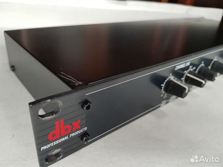 Кроссовер Dbx 223