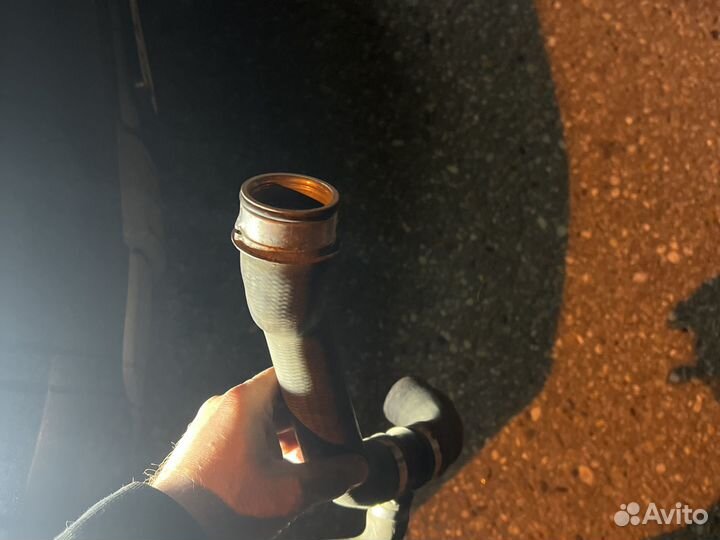 Нижний патрубок радиатора