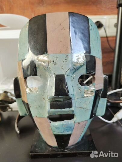 Маска из камня