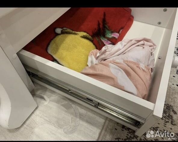 Детская кроватка с маятником и ящиком