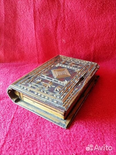 Старинная деревянная шкатулка в виде книги