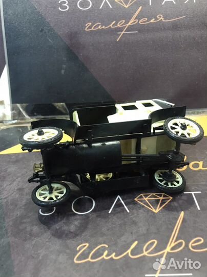 Модель ретро автомобиля