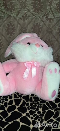 Заяц плюшевый и детские игрушки