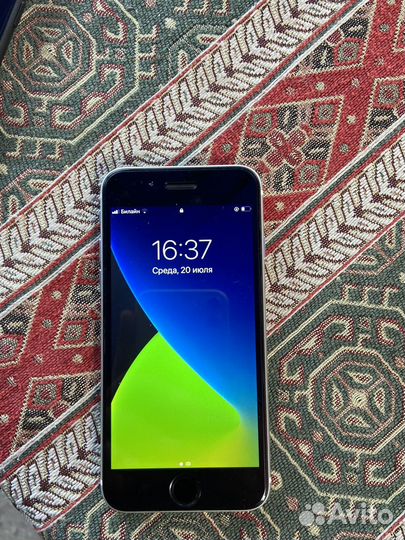 Телефон iPhone se 2020