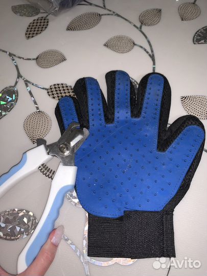 Рука расческа и когтерезка