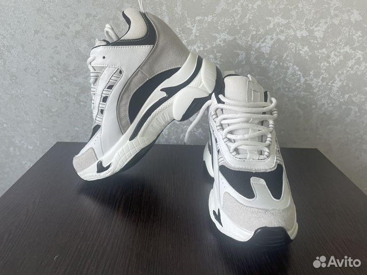 Кроссовки на скрытом каблуке 34 размер