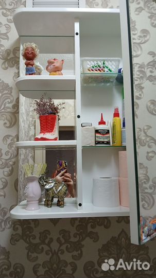 Шкаф с зеркальной дверцей и полками