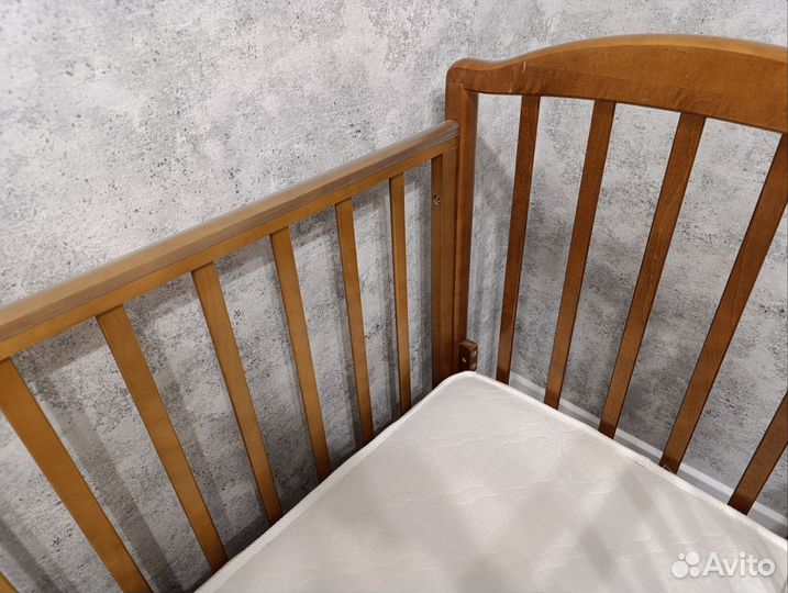 Детская кроватка с маятником и ящиками