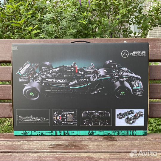 Гоночная машина Mercedes-AMG F1 W14 E Performance