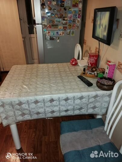 Стол и два стула