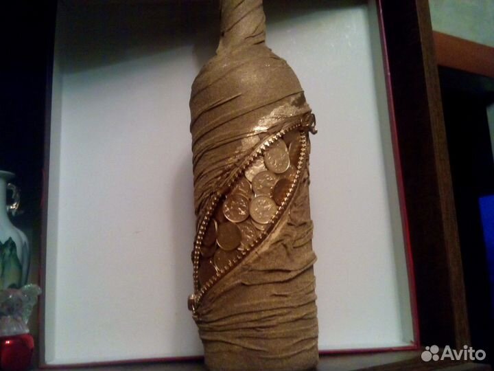 Бутылка декорированная монетами