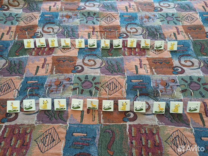 Забавные крючки для штор в ванную