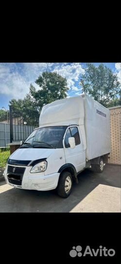 Водитель со своей газелью