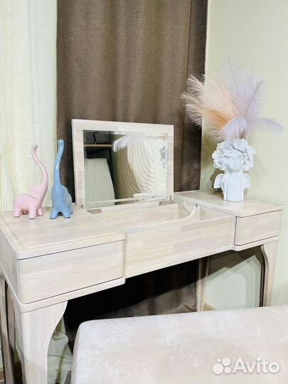 Туалетный столик с зеркалом