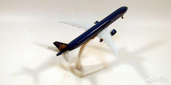 Модель самолета Boeing 777-300ER Vietnam Airlines
