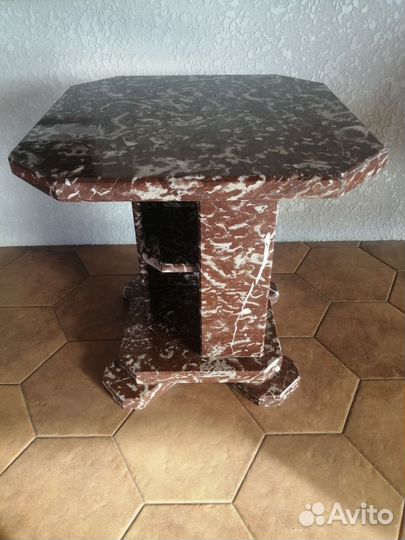 Мраморный стол