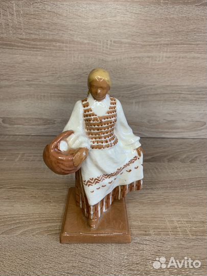Статуэтка девушка в национальном костюме