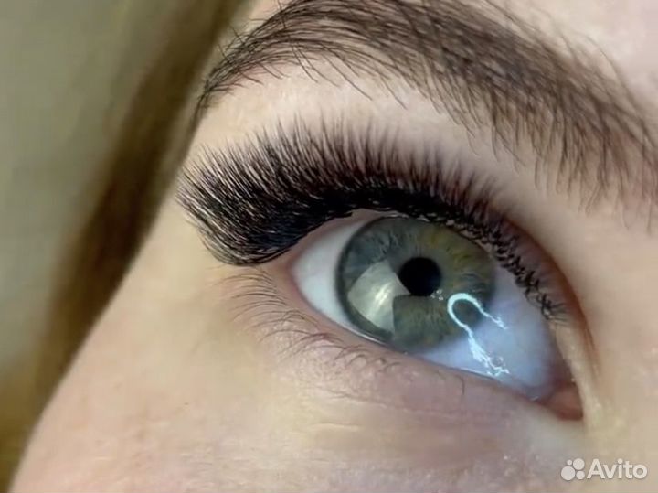 Мастер по наращиванию ресниц