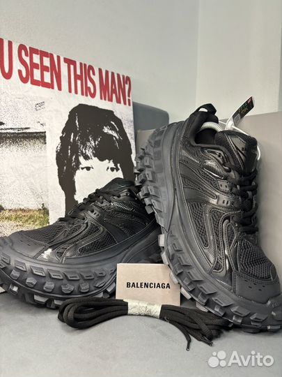 Кроссовки balenciaga defender на руках