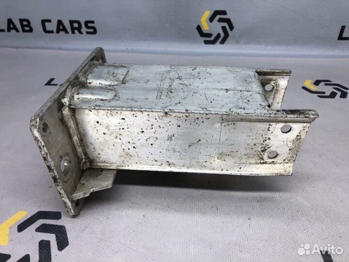 Кронштейн усилителя бампера передний правый Audi