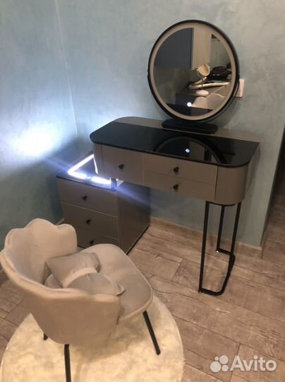 Туалетный столик с зеркалом и подсветкой